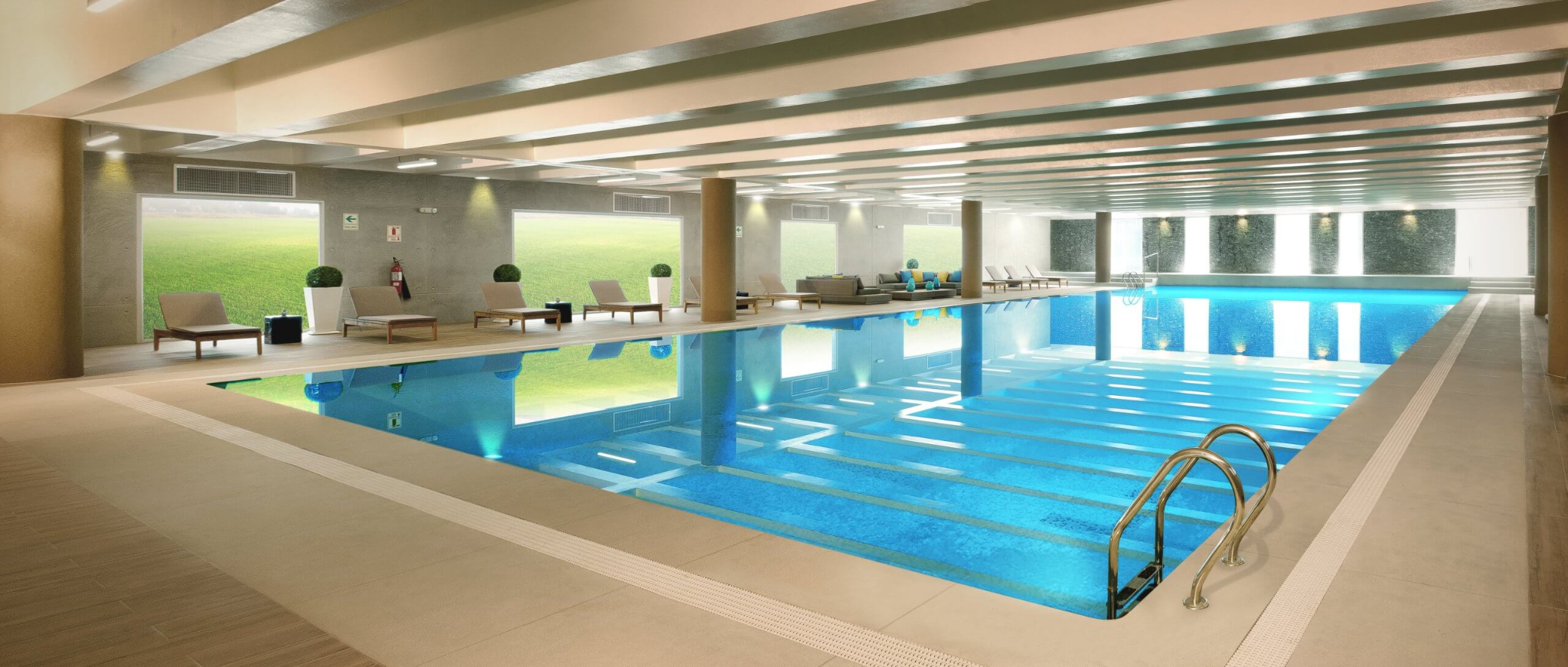 Piscina interior de WOW Monterrico